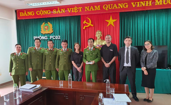 Cảnh sát Anh thăm gia đình 39 nạn nhân Việt chết trong container - 3