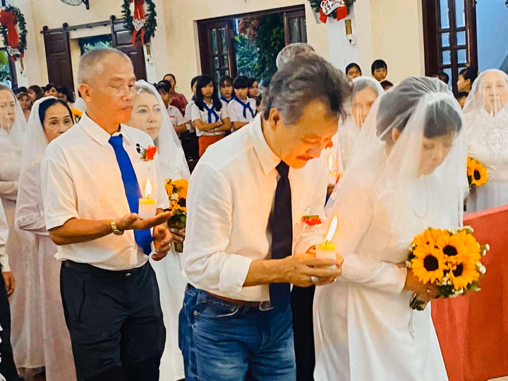 Danh ca Hương Lan rạng rỡ bên chồng trong lễ cưới ở nhà thờ - 4