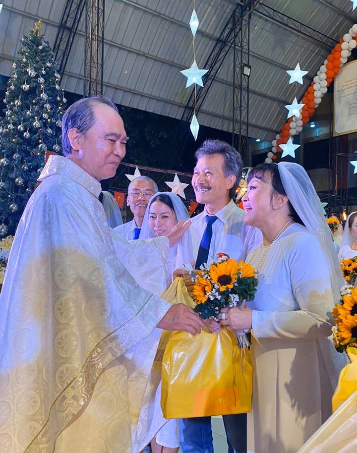 Danh ca Hương Lan rạng rỡ bên chồng trong lễ cưới ở nhà thờ - 6