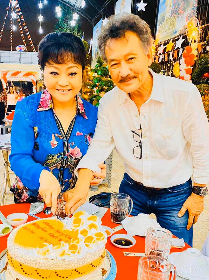 Danh ca Hương Lan rạng rỡ bên chồng trong lễ cưới ở nhà thờ - 7