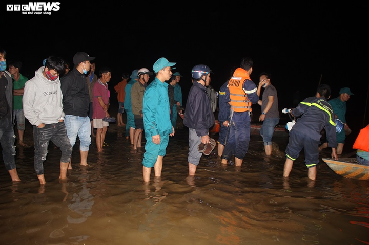 Lật thuyền ở Quảng Nam: Tìm được 5 thi thể nạn nhân - 1