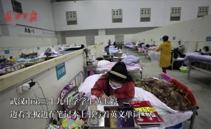 Nữ sinh trung học chăm chỉ ôn bài dù đang nhập viện vì Covid-19 - 1