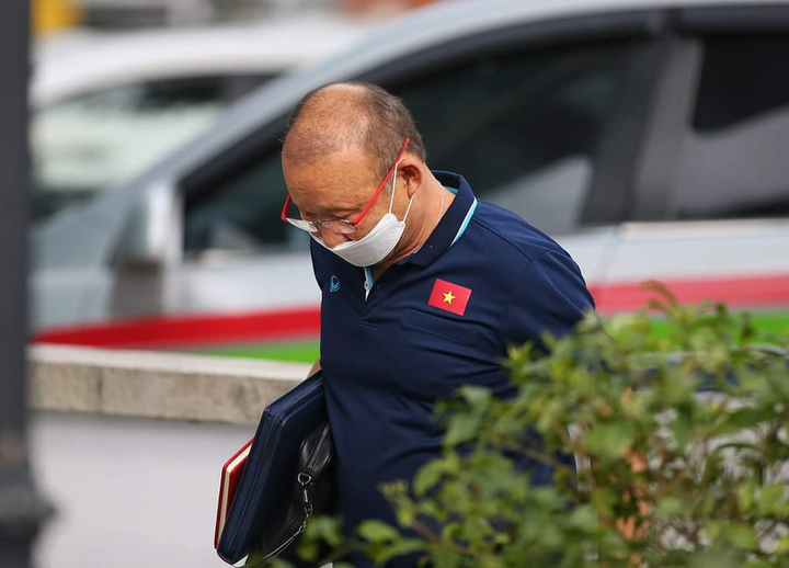 HLV Park Hang Seo đeo khẩu trang đến phòng họp, bày mưu đấu Malaysia - 2