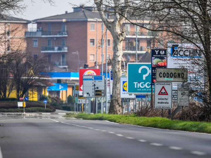 Ảnh: Thị trấn không bóng người giữa mùa dịch Covid-19 tại Italy - 6