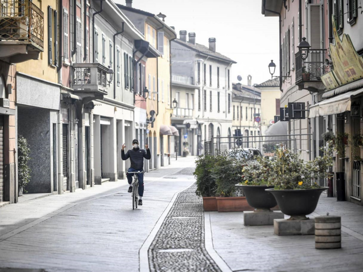 Ảnh: Thị trấn không bóng người giữa mùa dịch Covid-19 tại Italy - 4