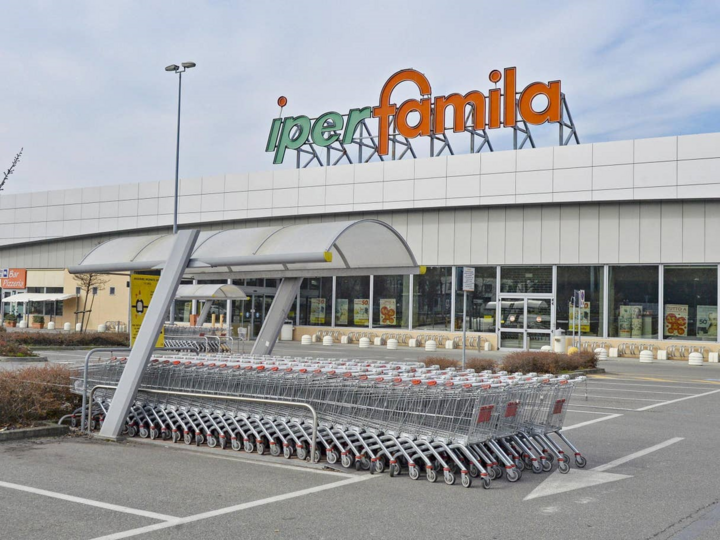 Ảnh: Thị trấn không bóng người giữa mùa dịch Covid-19 tại Italy - 3