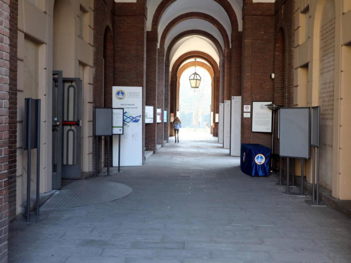 Ảnh: Thị trấn không bóng người giữa mùa dịch Covid-19 tại Italy - 5