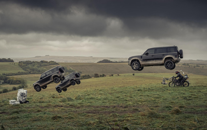 Land Rover Defender 110 mới xuất hiện hoành tráng trong phim James Bond 007 - 1