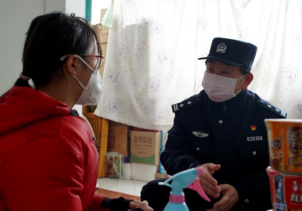 Bố mẹ bị cách li vì nhiễm Covid-19, bé gái được chiến sĩ cảnh sát Vũ Hán chăm sóc - 1