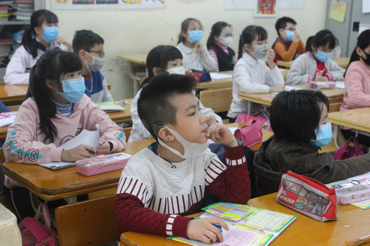 Bộ GD&ĐT yêu cầu học sinh phải đo thân nhiệt trước khi đến trường - 1