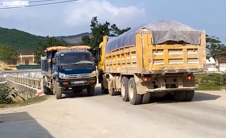 Cầu 13 tấn 'cõng' xe 30 tấn: Công an có phạt nhưng ô tô quá tải vẫn đi - 1