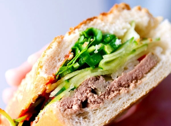 Điểm danh những hàng bánh mì ngon nức tiếng Hà Nội - 6