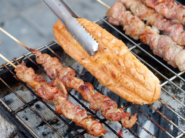 Điểm danh những hàng bánh mì ngon nức tiếng Hà Nội - 7