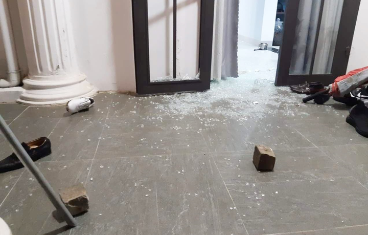 Truy tìm nhóm thanh niên xông vào biệt thự đập phá tài sản - 1
