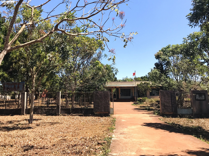 Cặp vợ chồng góp công xóa bỏ hủ tục và chữa bệnh miễn phí cho dân làng Tây Nguyên - 2