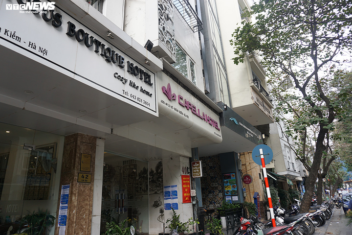 Hà Nội: Hàng loạt khách sạn cho nhân viên nghỉ, dừng hoạt động vì 'đói' khách - 1