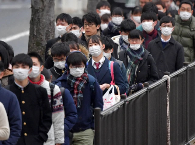 Hàng trăm nghìn sĩ tử Nhật Bản đeo khẩu trang thi đại học giữa dịch Covid-19 - 3