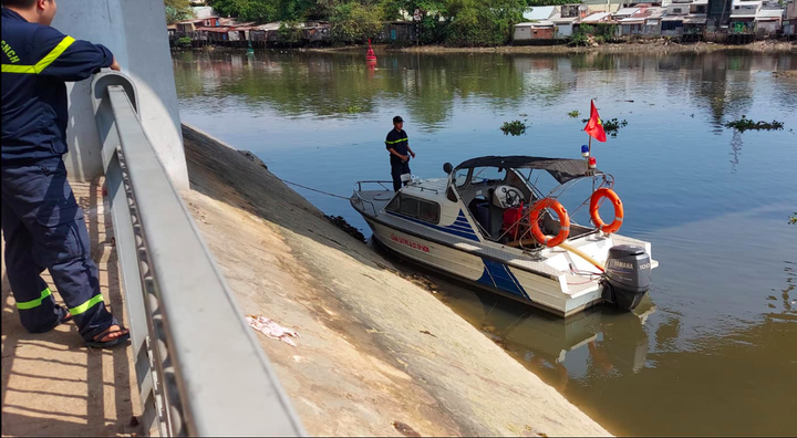 Tìm kiếm đôi nam nữ nhảy xuống kênh Tàu Hủ - 1