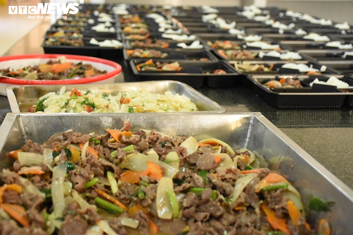 Suất ăn 150 nghìn đồng/ngày của người cách ly phòng dịch Covid-19 tại Hải Phòng thế nào? - 3