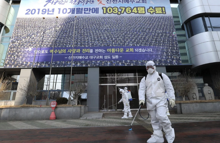 Trung Quốc giảm mạnh số người chết vì Covid-19, bắt đầu xét nghiệm các thành viên Tân Thiên Địa - 1