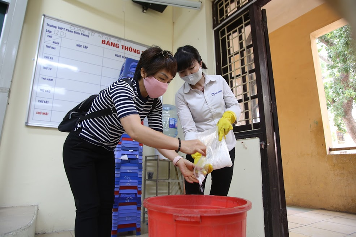 Ảnh: Trường ở Hà Nội tổng vệ sinh, khử trùng chuẩn bị đón học sinh trở lại - 3