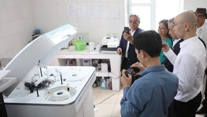 Hai trung tâm y tế ở Hưng Yên được trao tặng hệ thống thiết bị xét nghiệm gần 4 tỷ - 1