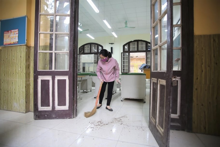 Ảnh: Trường ở Hà Nội tổng vệ sinh, khử trùng chuẩn bị đón học sinh trở lại - 2