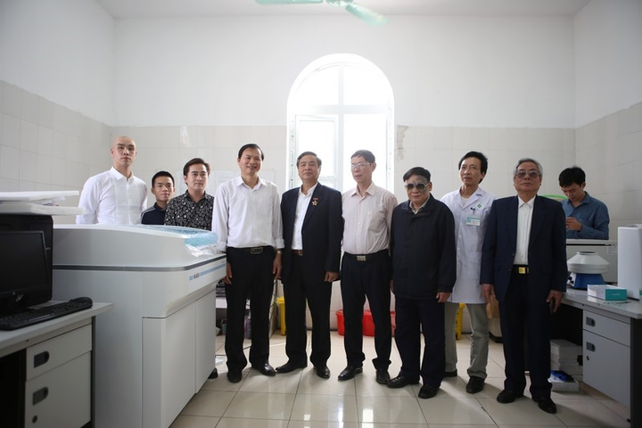 Hai trung tâm y tế ở Hưng Yên được trao tặng hệ thống thiết bị xét nghiệm gần 4 tỷ - 2