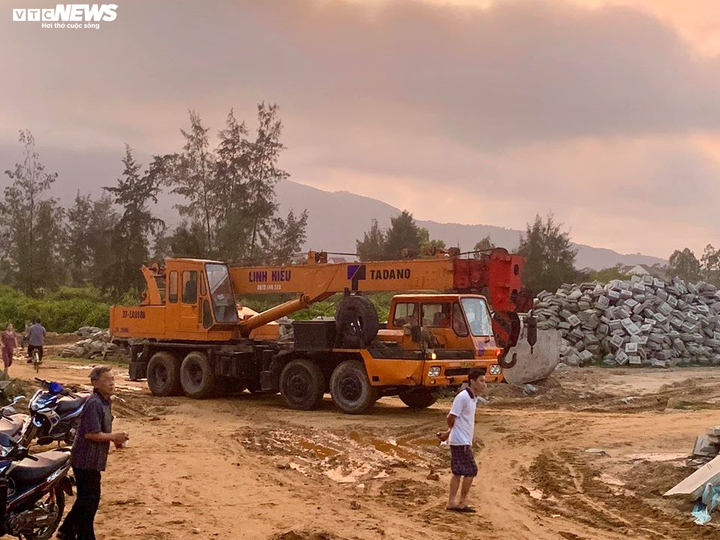 Cận cảnh đưa xác cá voi hơn 10 tấn vào bờ chôn cất ở Hà Tĩnh - 10