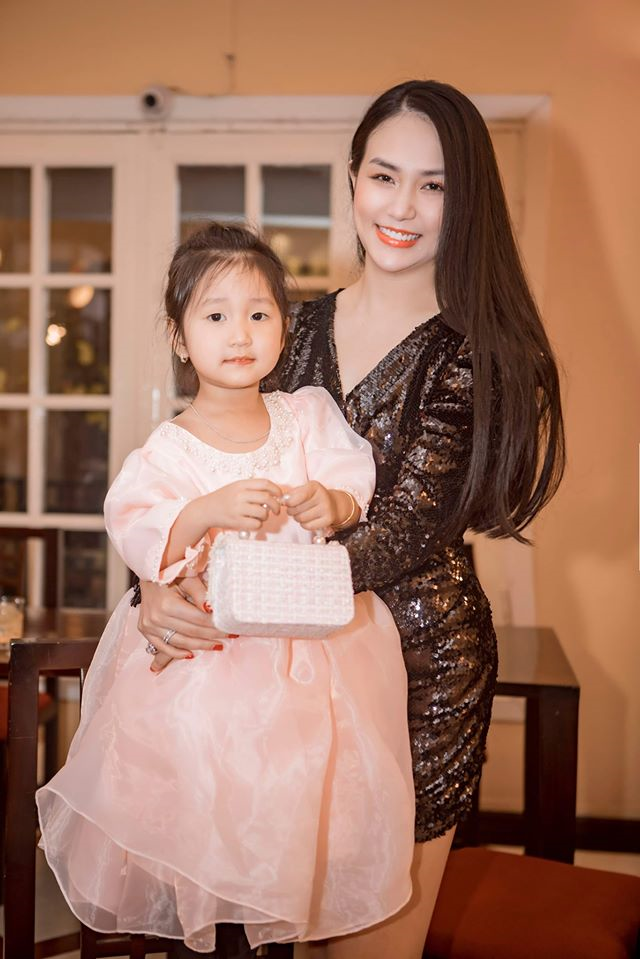 Sau tin đồn ly hôn, Tuấn Hưng khoe ảnh vợ con với lời nhắn: 'Tình yêu và nỗi nhớ' - 3