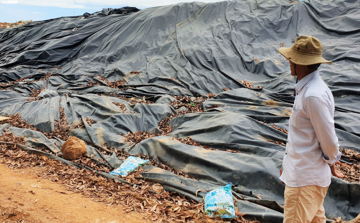 Cận cảnh bãi rác quá tải khiến dân đặt barie, dựng lều canh giữ - 6