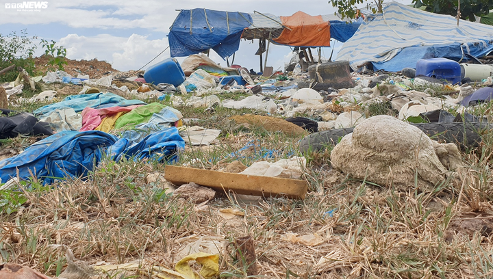 Cận cảnh bãi rác quá tải khiến dân đặt barie, dựng lều canh giữ - 5