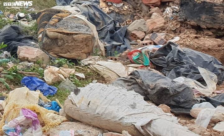 Cận cảnh bãi rác quá tải khiến dân đặt barie, dựng lều canh giữ - 9