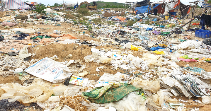 Cận cảnh bãi rác quá tải khiến dân đặt barie, dựng lều canh giữ - 3