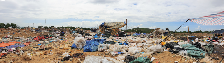 Cận cảnh bãi rác quá tải khiến dân đặt barie, dựng lều canh giữ - 7