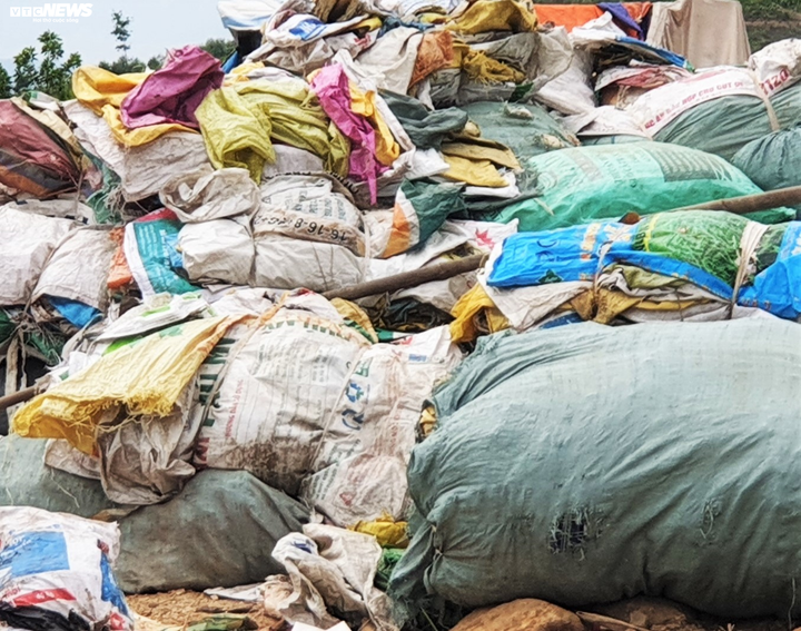 Cận cảnh bãi rác quá tải khiến dân đặt barie, dựng lều canh giữ - 4