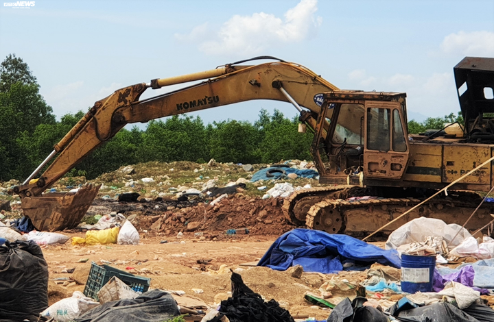 Cận cảnh bãi rác quá tải khiến dân đặt barie, dựng lều canh giữ - 11