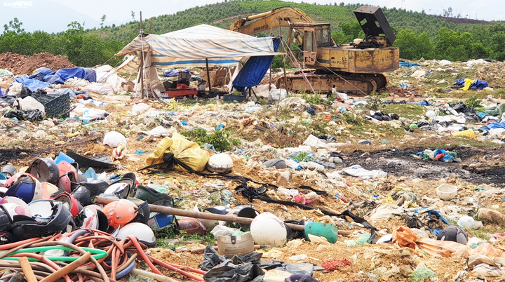 Cận cảnh bãi rác quá tải khiến dân đặt barie, dựng lều canh giữ - 8