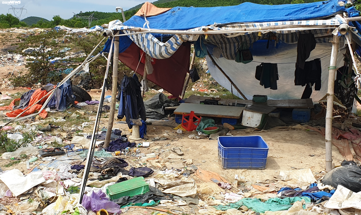 Cận cảnh bãi rác quá tải khiến dân đặt barie, dựng lều canh giữ - 12