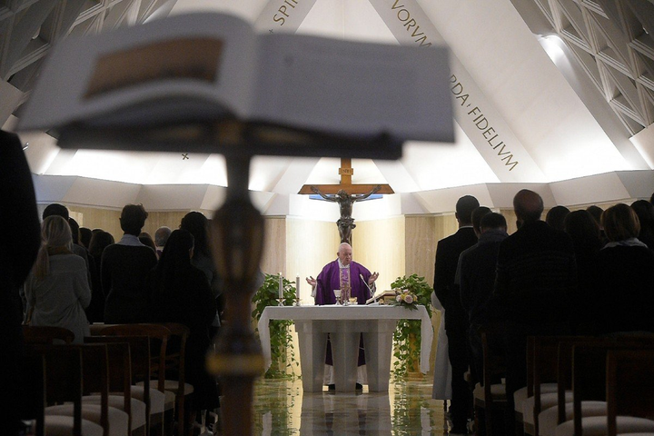 Giáo hoàng 'ốm nhẹ' ngày thứ hai, hủy toàn bộ lịch trình làm việc - 1