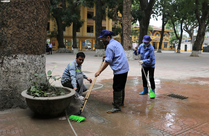 Ảnh: Trường ở Hà Nội tổng vệ sinh, khử trùng chuẩn bị đón học sinh trở lại - 1