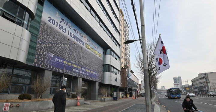 Nửa tháng tăng hơn 80 lần số ca nhiễm Covid-19, điều gì diễn ra ở Hàn Quốc? - 2