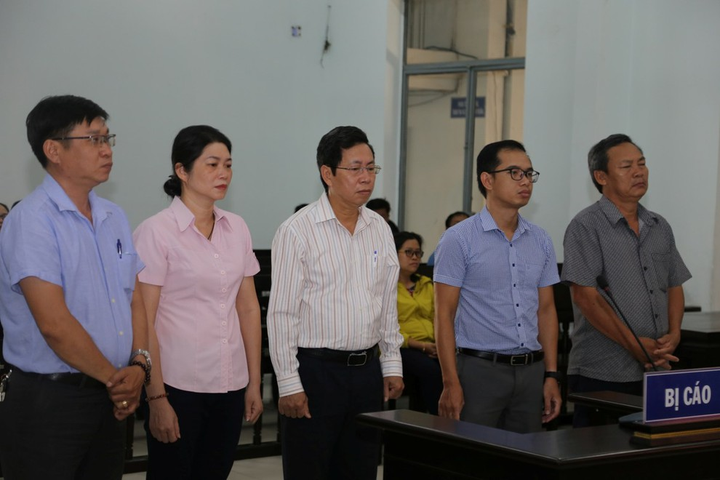 Phó Chủ tịch UBND TP Nha Trang Lê Huy Toàn lĩnh án 9 tháng tù giam - 1