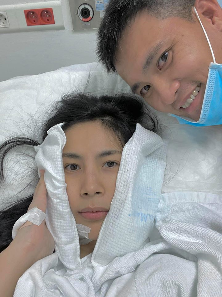 Răng khôn bị biến chứng, Thủy Tiên một mình đi mổ khiến Công Vinh hốt hoảng - 1