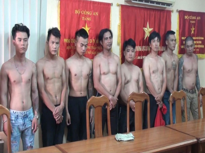 Con rể chủ quán phở Hòa làm giả giấy tờ xe Mercedes, Lexus để vay tiền - 1