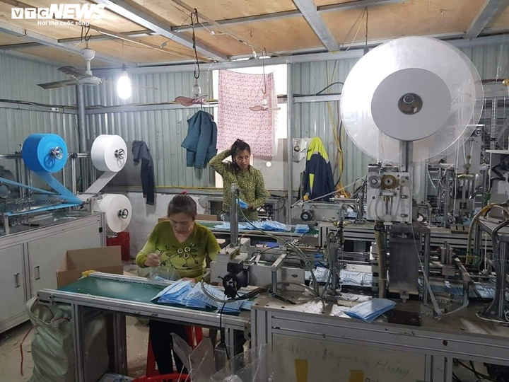 Cảnh sản xuất khẩu trang lộn xộn, nghi kém chất lượng ở Bắc Ninh - 3