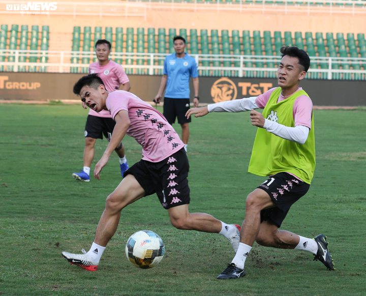 Con trai bầu Hiển xỏ giầy vào sân đá tập cùng Hà Nội FC - 8
