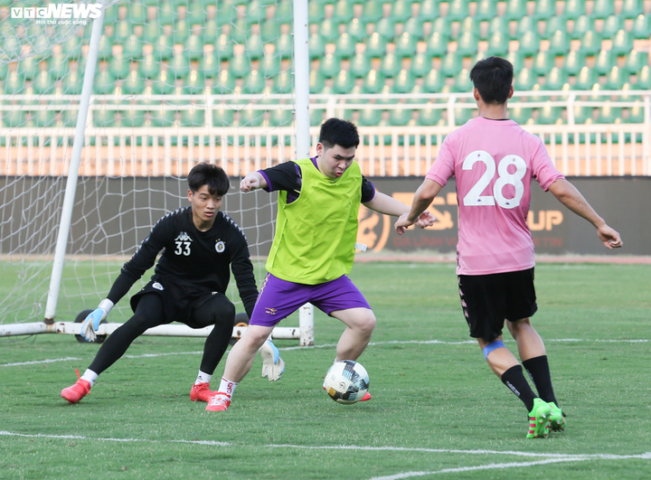 Con trai bầu Hiển xỏ giầy vào sân đá tập cùng Hà Nội FC - 5