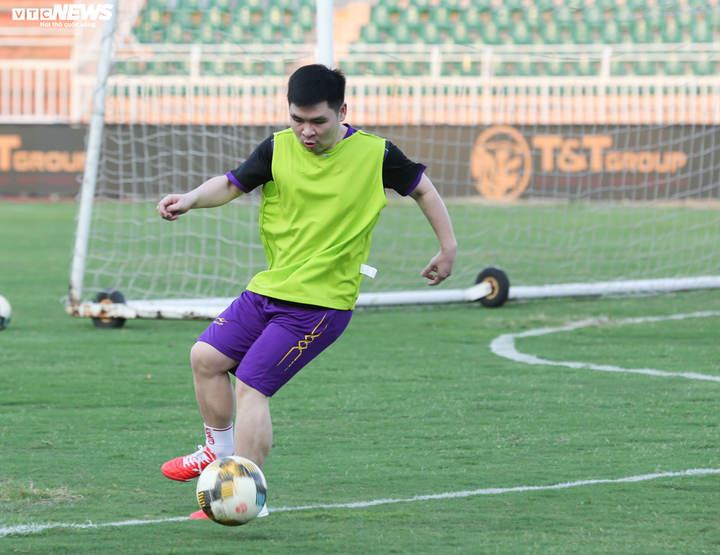 Con trai bầu Hiển xỏ giầy vào sân đá tập cùng Hà Nội FC - 3