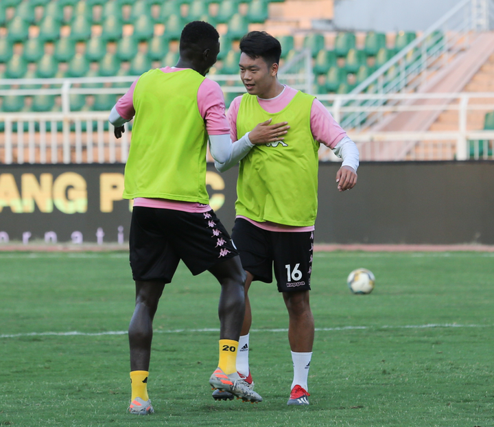 Con trai bầu Hiển xỏ giầy vào sân đá tập cùng Hà Nội FC - 7